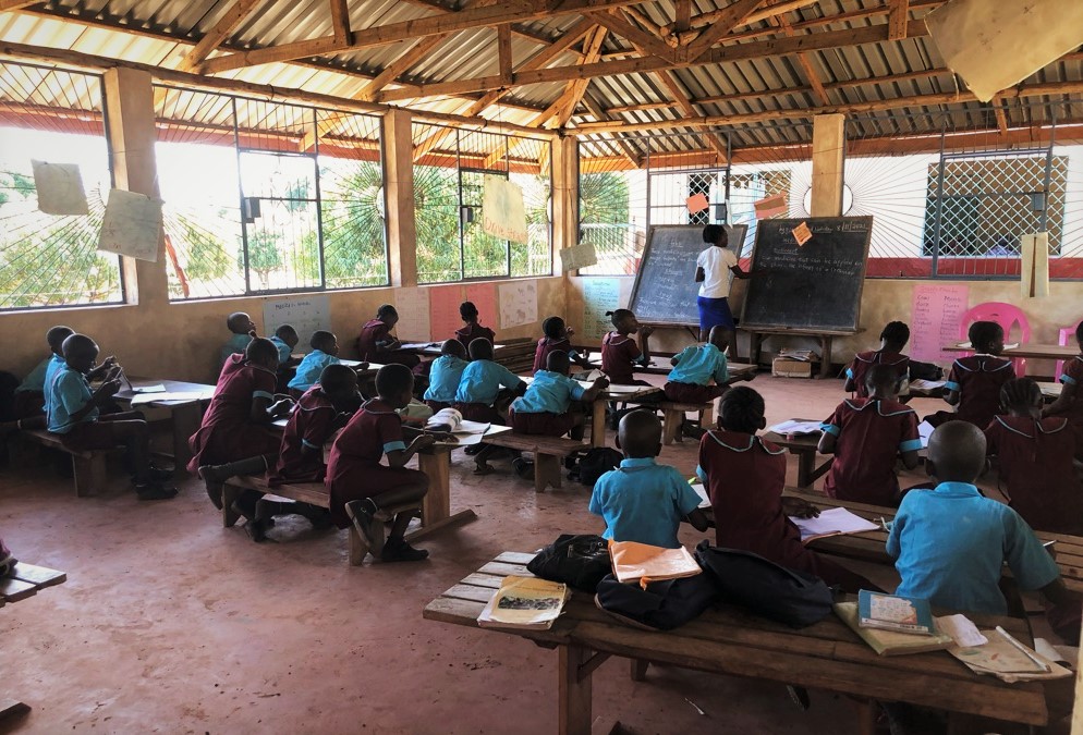 Foto di una classe nella scuola in Kenya MAZAO